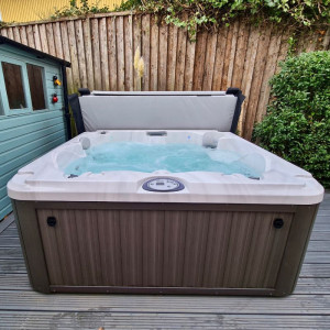 Jacuzzi® Lodge S™ Hot Tub