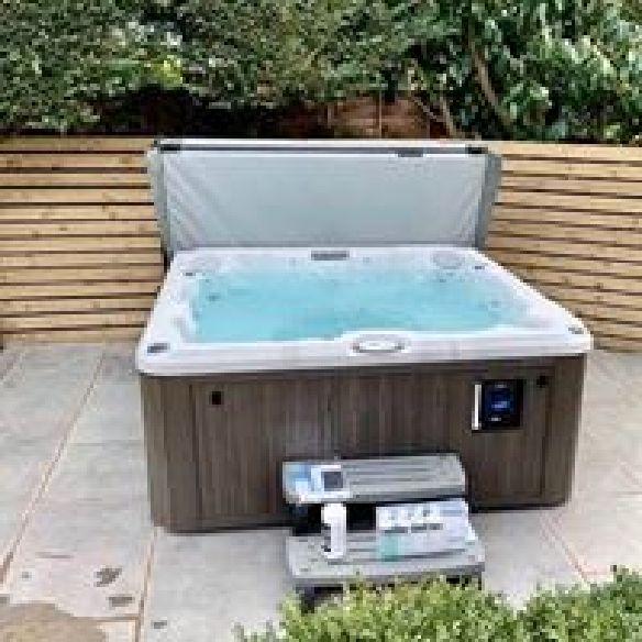 Jacuzzi®J-235 Jacuzzi®J-235