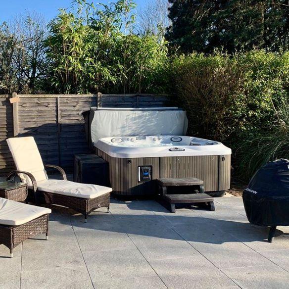 Jacuzzi®J-335 Jacuzzi®J-335